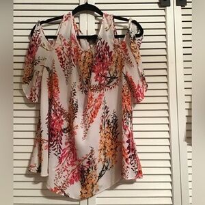 3/$15 Ladies, cold shoulder, short sleeve blouse in excellent condition